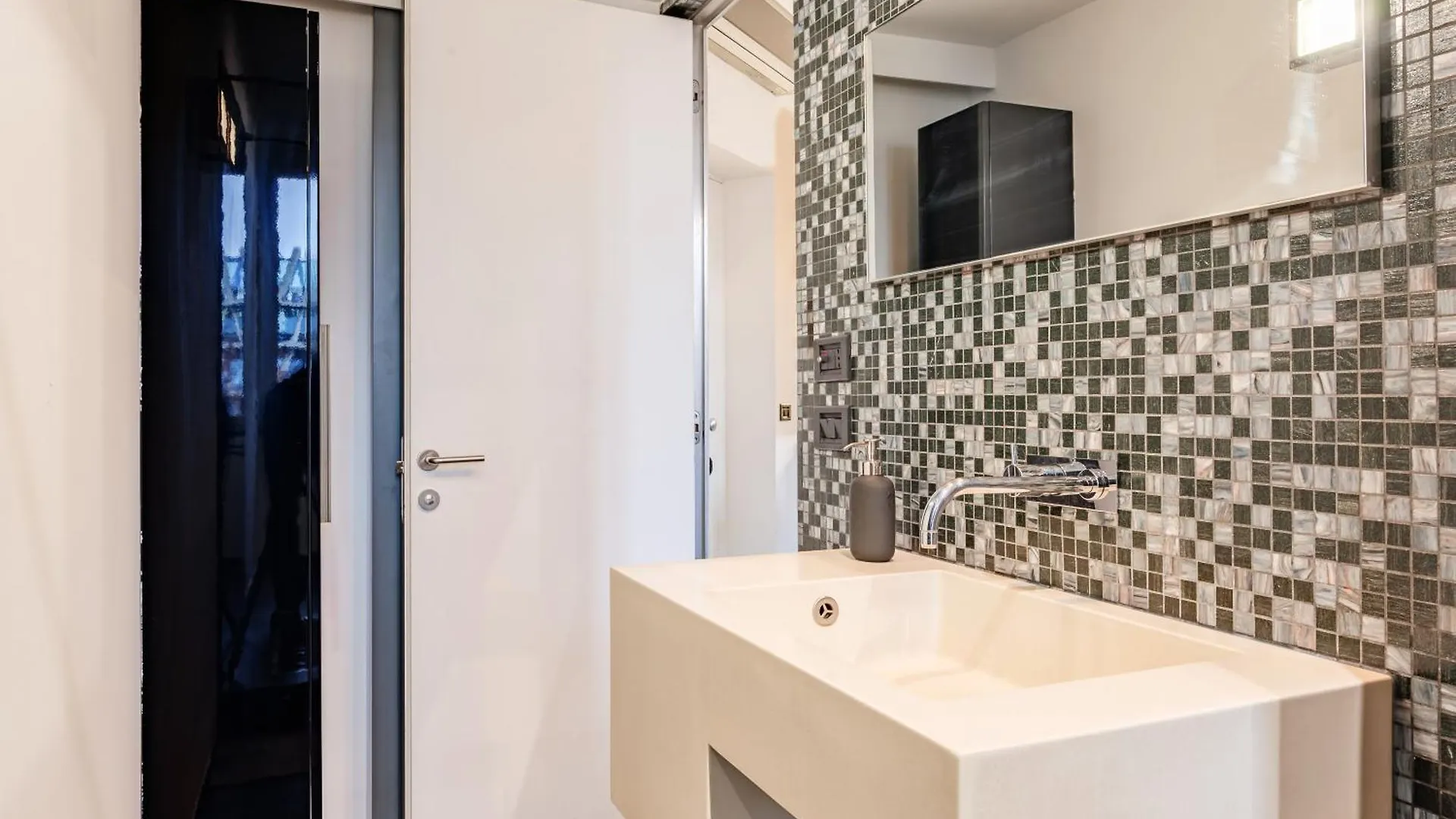 Apartment Exclusive Led House Corso Como Milan Italy